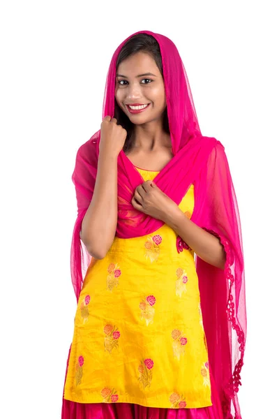 Красивая Традиционная Индийская Девушка Позирует Белом Фоне — стоковое фото