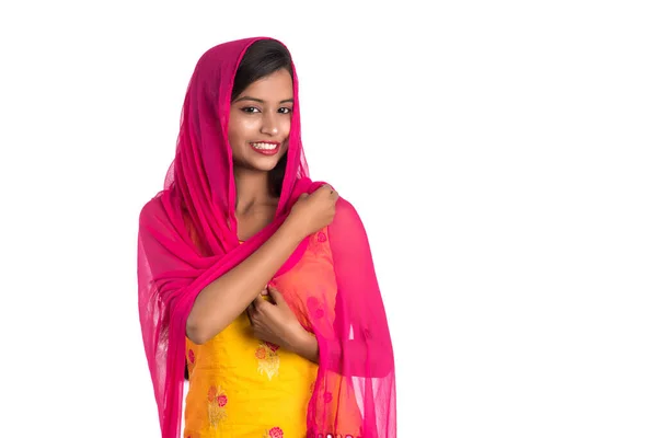 美しいですインドの伝統的な女の子ポーズ上の白い背景 — ストック写真