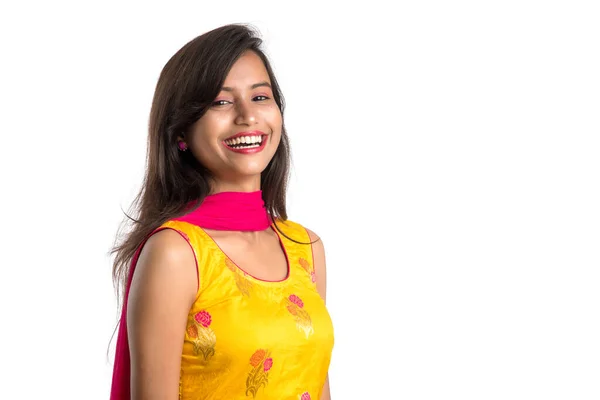 Retrato Una Hermosa Joven Sonriente Sobre Fondo Blanco — Foto de Stock