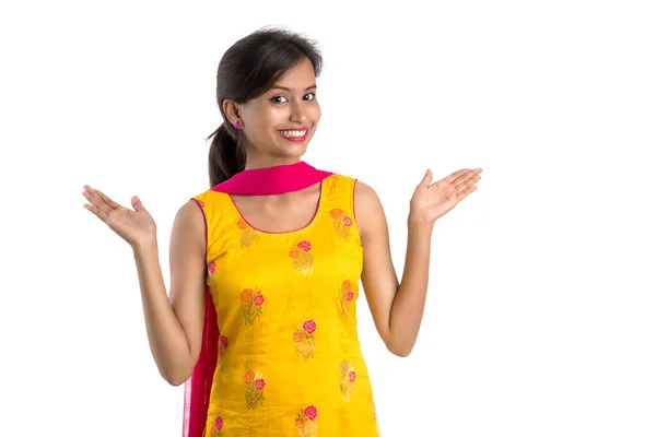 Красивая Традиционная Индийская Девушка Позирует Белом Фоне — стоковое фото