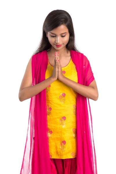 Mooi Indiaas Meisje Met Welkomstwoord Uitnodigend Begroeting Namaste — Stockfoto