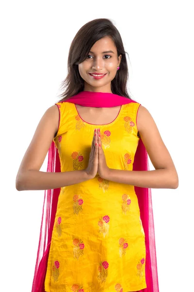 Piękna Indyjska Dziewczyna Powitalnym Wyrazem Twarzy Zapraszając Powitanie Namaste — Zdjęcie stockowe