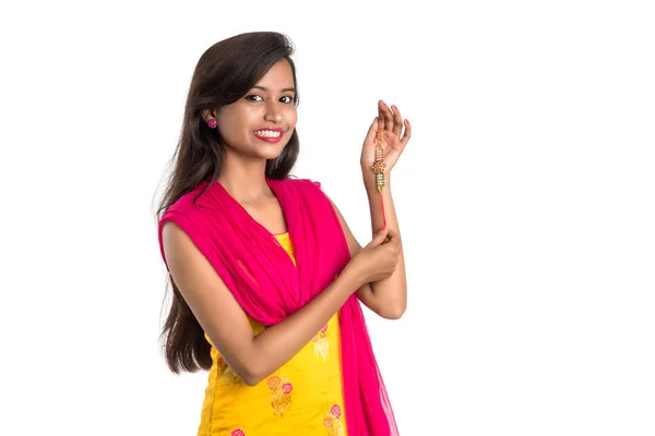 Menina Indiana Bonita Mostrando Rakhis Por Ocasião Raksha Bandhan Irmã — Fotografia de Stock