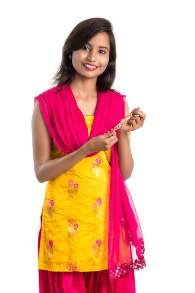 Piękna Hinduska Dziewczyna Pokazująca Rakhima Przy Okazji Raksha Bandhan Siostra — Zdjęcie stockowe