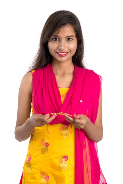 Прекрасна Індійська Дівчина Показує Ракхіса Нагоди Бандхана Ракша Сестра Краватка — стокове фото