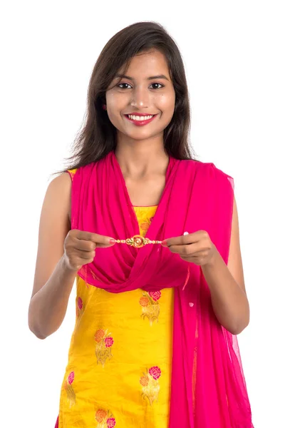 Hermosa Chica India Mostrando Rakhis Con Motivo Raksha Bandhan Hermana — Foto de Stock