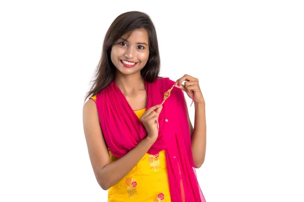Schönes Indisches Mädchen Das Rakhis Anlässlich Des Raksha Bandhan Zeigt — Stockfoto