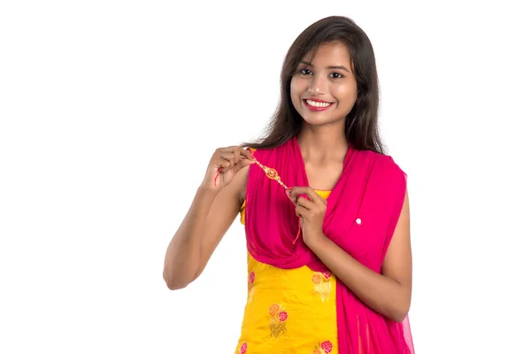 Menina Indiana Bonita Mostrando Rakhis Por Ocasião Raksha Bandhan Irmã — Fotografia de Stock