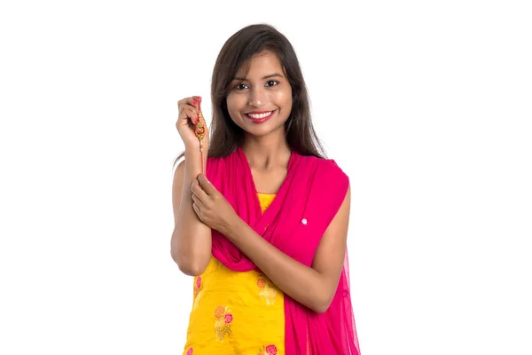 Hermosa Chica India Mostrando Rakhis Con Motivo Raksha Bandhan Hermana — Foto de Stock