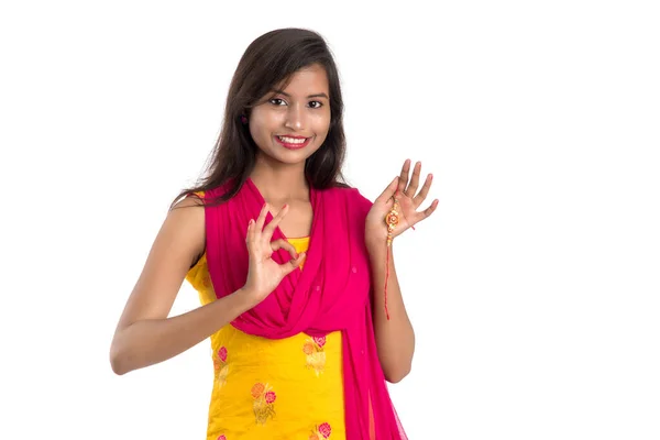 Прекрасна Індійська Дівчина Показує Ракхіса Нагоди Бандхана Ракша Сестра Краватка — стокове фото