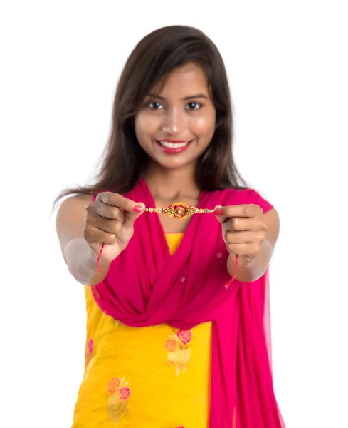 在Raksha Bandhan节展示Rakhis的美丽印度女孩 姐姐领带拉吉象征着对她哥哥的挚爱 — 图库照片