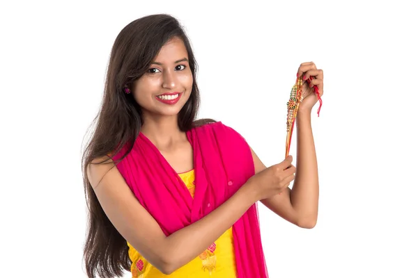 Schönes Indisches Mädchen Das Rakhis Anlässlich Des Raksha Bandhan Zeigt — Stockfoto