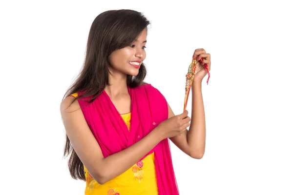 Hermosa Chica India Mostrando Rakhis Con Motivo Raksha Bandhan Hermana — Foto de Stock