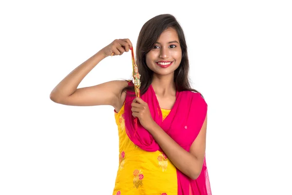 Gadis India Yang Cantik Menunjukkan Rakhis Pada Kesempatan Raksha Bandhan — Stok Foto