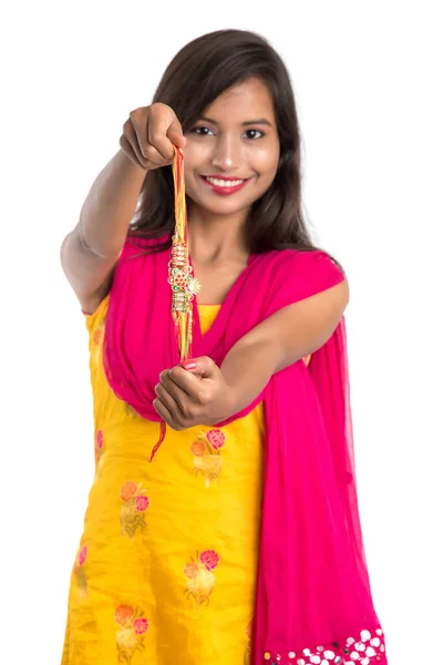 Krásná Indická Dívka Ukazuje Rakhis Příležitosti Raksha Bandhan Sestra Kravata — Stock fotografie