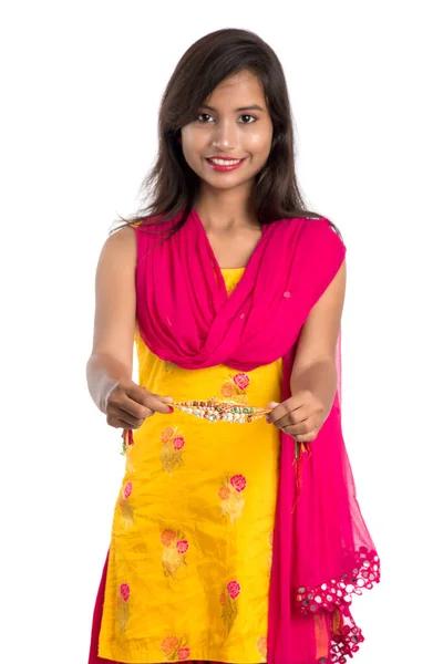 Hermosa Chica India Mostrando Rakhis Con Motivo Raksha Bandhan Hermana — Foto de Stock