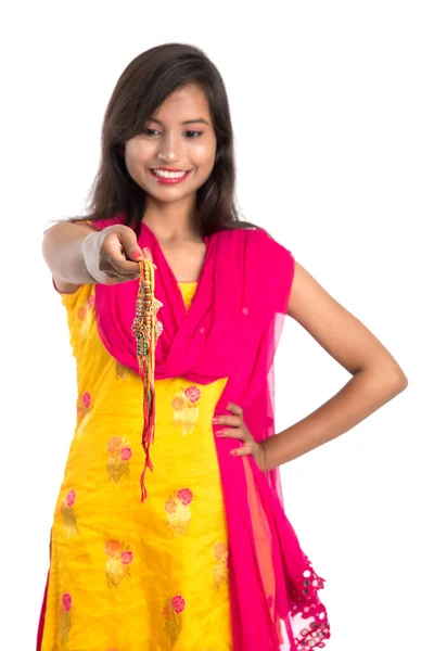 Bella Ragazza Indiana Che Mostra Rakhis Occasione Del Bandhan Raksha — Foto Stock