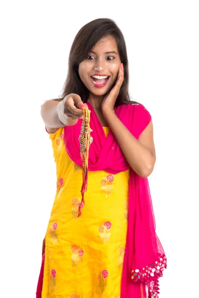 Красивая Индийская Девушка Показывает Ракши Случаю Бандхана Ракша Сестра Связала — стоковое фото