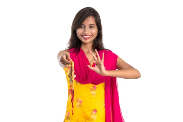 Красивая Индийская Девушка Показывает Ракши Случаю Бандхана Ракша Сестра Связала — стоковое фото