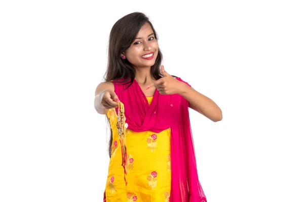 Hermosa Chica India Mostrando Rakhis Con Motivo Raksha Bandhan Hermana — Foto de Stock