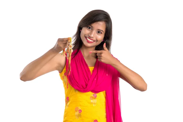 Raksha Bandhan Vesilesiyle Güzel Hintli Kız Rakhis Gösteriyor Kız Kardeş — Stok fotoğraf