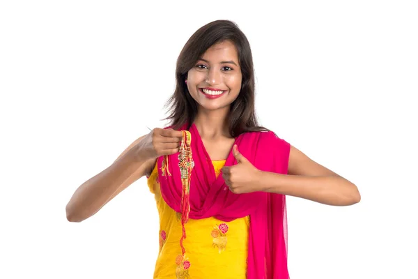 Menina Indiana Bonita Mostrando Rakhis Por Ocasião Raksha Bandhan Irmã — Fotografia de Stock