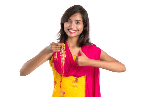 Hermosa Chica India Mostrando Rakhis Con Motivo Raksha Bandhan Hermana — Foto de Stock