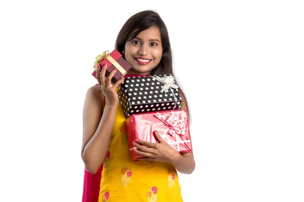 Retrato Jovem Feliz Sorridente Indiana Menina Segurando Caixas Presente Fundo — Fotografia de Stock