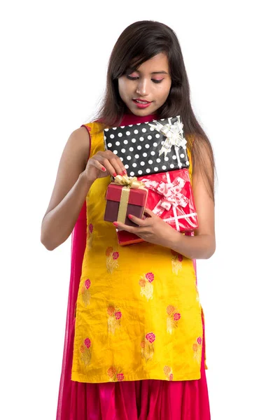Portret Van Jong Gelukkig Glimlachend Indiaas Meisje Met Geschenkdozen Een — Stockfoto