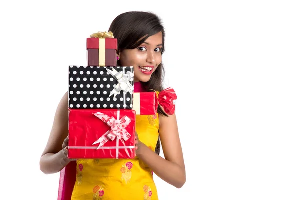 Portrait Jeune Fille Indienne Souriante Heureuse Tenant Des Boîtes Cadeaux — Photo