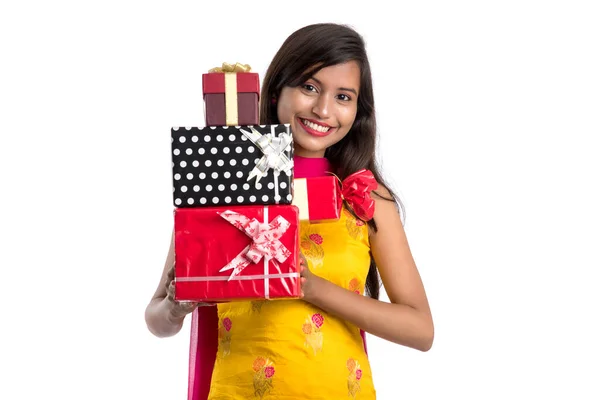 Retrato Joven Feliz Sonriente Chica India Sosteniendo Cajas Regalo Sobre — Foto de Stock