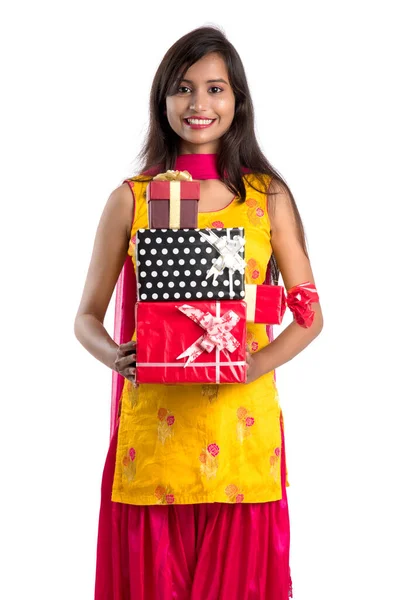 Retrato Joven Feliz Sonriente Chica India Sosteniendo Cajas Regalo Sobre — Foto de Stock