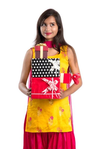 Портрет Молодой Счастливой Улыбающейся Индийской Девушки Подарочными Коробками Белом Фоне — стоковое фото