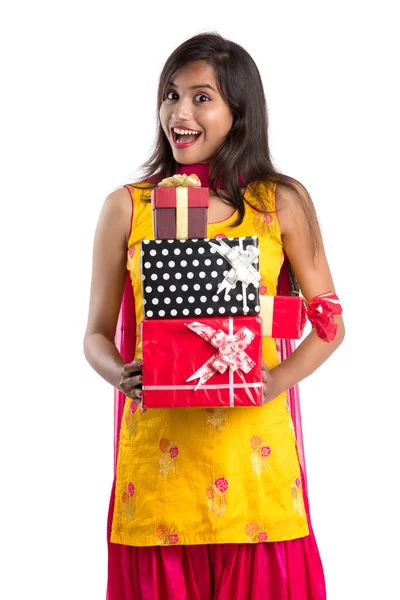 Retrato Jovem Feliz Sorridente Indiana Menina Segurando Caixas Presente Fundo — Fotografia de Stock