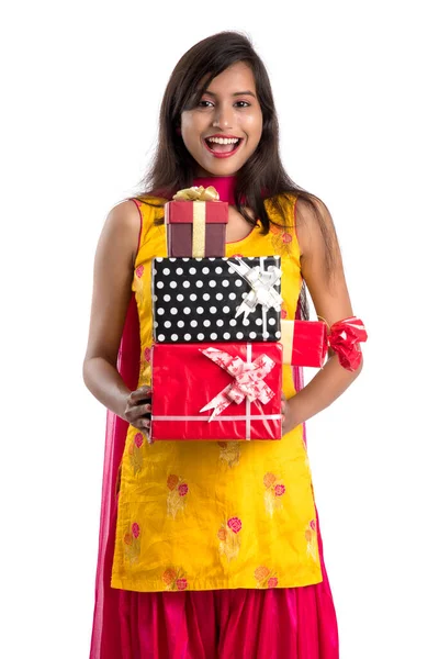 Retrato Jovem Feliz Sorridente Indiana Menina Segurando Caixas Presente Fundo — Fotografia de Stock