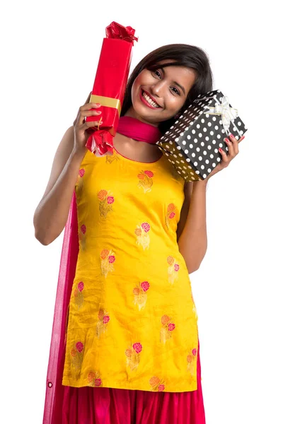 Retrato Joven Feliz Sonriente Chica India Sosteniendo Cajas Regalo Sobre — Foto de Stock