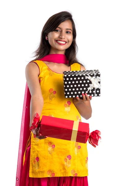 Retrato Joven Feliz Sonriente Chica India Sosteniendo Cajas Regalo Sobre — Foto de Stock