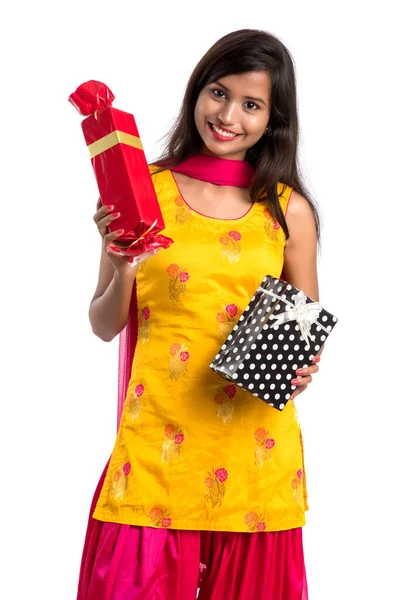 Retrato Joven Feliz Sonriente Chica India Sosteniendo Cajas Regalo Sobre — Foto de Stock