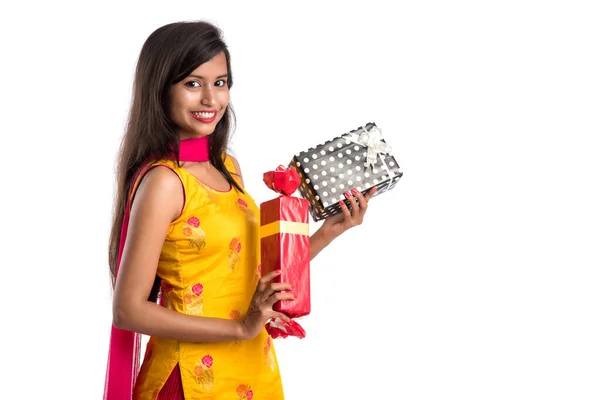 Retrato Jovem Feliz Sorridente Indiana Menina Segurando Caixas Presente Fundo — Fotografia de Stock