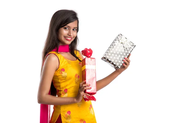 Retrato Jovem Feliz Sorridente Indiana Menina Segurando Caixas Presente Fundo — Fotografia de Stock