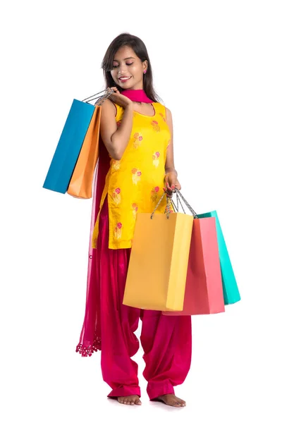 Hermosa Joven India Sosteniendo Posando Con Bolsas Compras Sobre Fondo — Foto de Stock