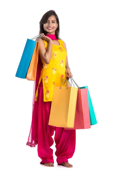Piękne Indyjskie Młoda Dziewczyna Gospodarstwa Pozowanie Torby Zakupy Białym Tle — Zdjęcie stockowe