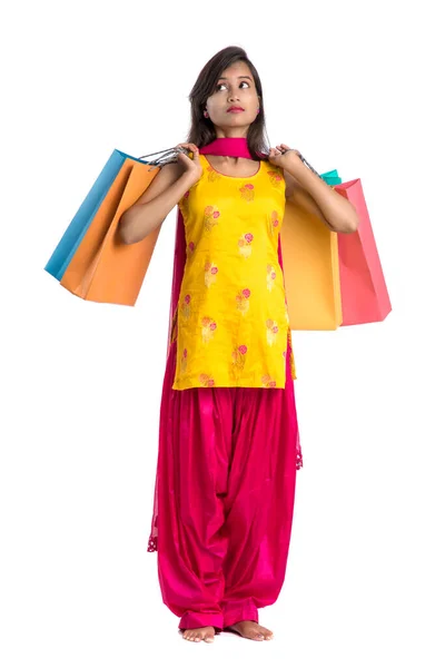 Güzel Hintli Genç Kız Beyaz Bir Arka Planda Alışveriş Torbalarıyla — Stok fotoğraf
