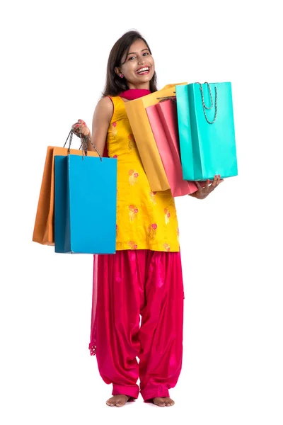 Όμορφη Ινδική Νεαρή Κοπέλα Που Κατέχουν Και Ποζάρουν Τσάντες Ψώνια — Φωτογραφία Αρχείου