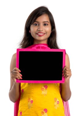 Tahtada ya da tahtada beyaz arka planda izole edilmiş bir şey tutan ve gösteren güzel bir genç kız.