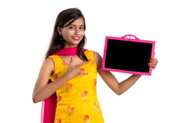 Tahtada ya da tahtada beyaz arka planda izole edilmiş bir şey tutan ve gösteren güzel bir genç kız.