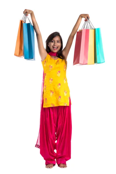 Mooi Indiaas Jong Meisje Vasthouden Poseren Met Boodschappentassen Een Witte — Stockfoto