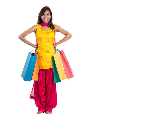 Schöne Indische Junge Mädchen Hält Und Posiert Mit Einkaufstaschen Auf — Stockfoto