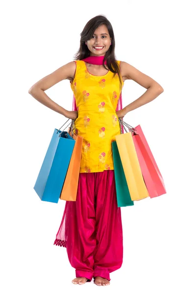 美しいインドの若い女の子を保持し 白い背景にショッピングバッグでポーズ — ストック写真