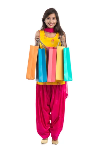 Gyönyörű Indiai Fiatal Lány Gazdaság Pózol Bevásárló Táskák Egy Fehér — Stock Fotó